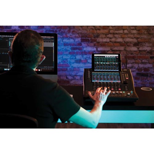 Peavey Aureus 28 Digital Mixer 28 Inputs, 14 Outputs, 9 Fader